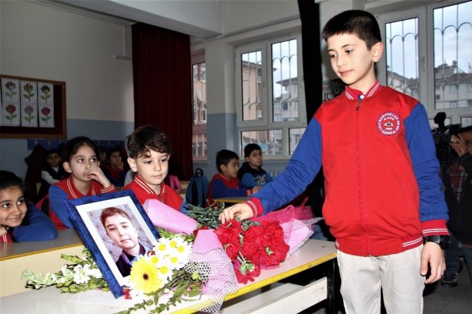Depremde hayatını kaybeden Muhammed’in masasına çiçekler bırakıldı