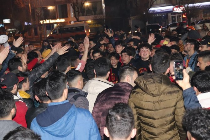 Karaman’da Galatasaraylı taraftarların galibiyet sevinci