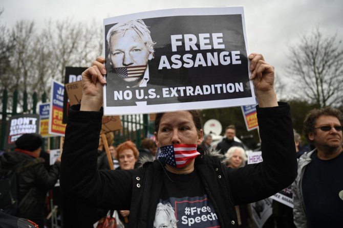 WikiLeaks’in kurucusu Julian Assange hakim karşısında