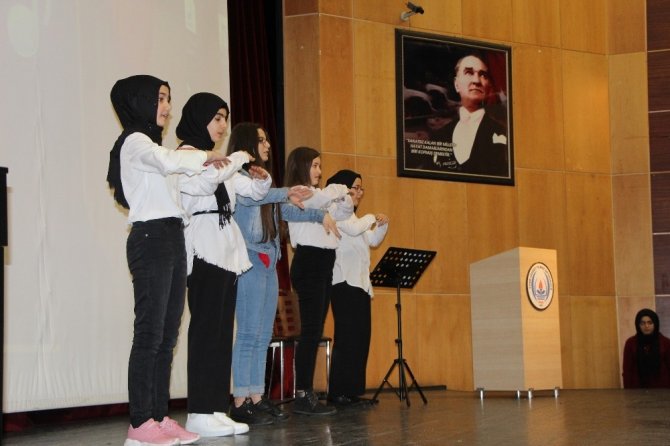 Bingöllü öğrenciler Elazığlı depremzedeler için konser verdi