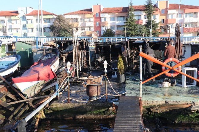 Alev alev yanan 4 balıkçı barakası küle döndü