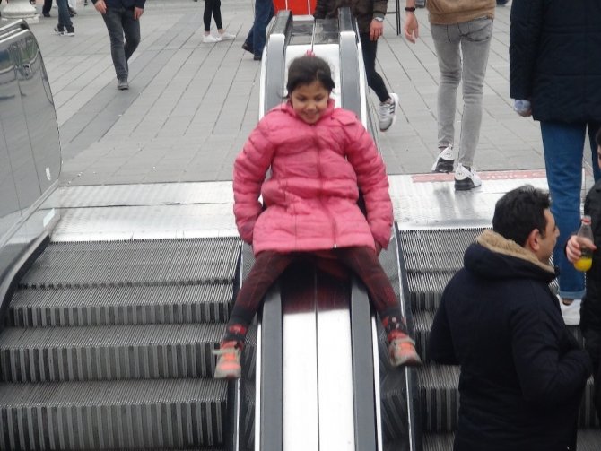 Taksim Metro’da çocukların tehlikeli oyunu kameraya yansıdı