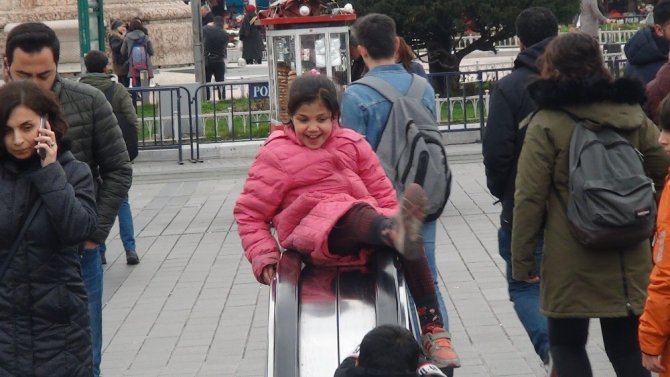 Taksim Metro’da çocukların tehlikeli oyunu kameraya yansıdı