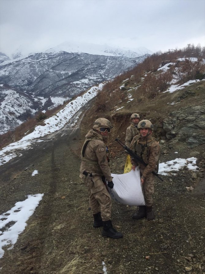 Jandarma Elazığ'da yaban hayvanları için doğaya yem bıraktı