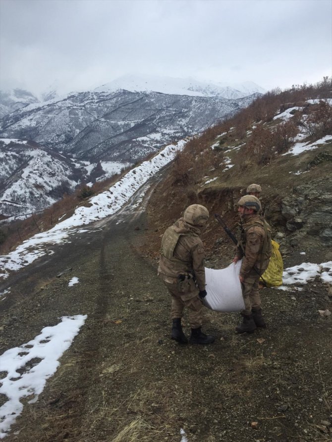 Jandarma Elazığ'da yaban hayvanları için doğaya yem bıraktı