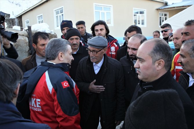 Sağlık Bakanı Koca, Van'da depremden etkilenen mahalleyi ziyaret etti