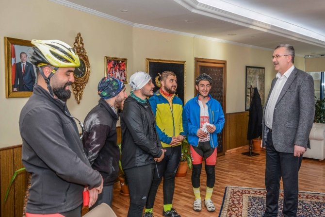 Malatyalı bisikletçilerden Karacabey’de mola
