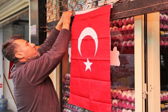 Şehitkamil’de Türk Bayrağı dağıtıldı