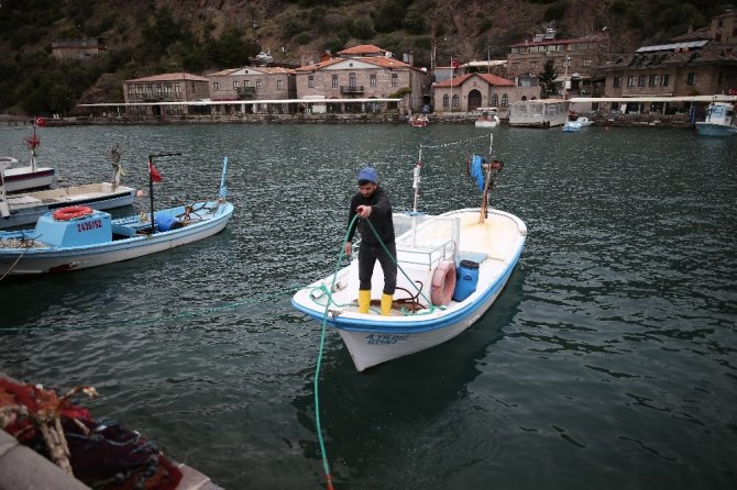 Düzensiz göçmenlerin geçişinde balıkçılar göreve hazır