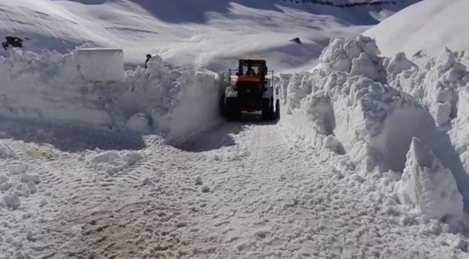 Uludere-Uzungeçit yoluna çığ düştü