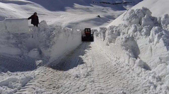 Uludere-Uzungeçit yoluna çığ düştü