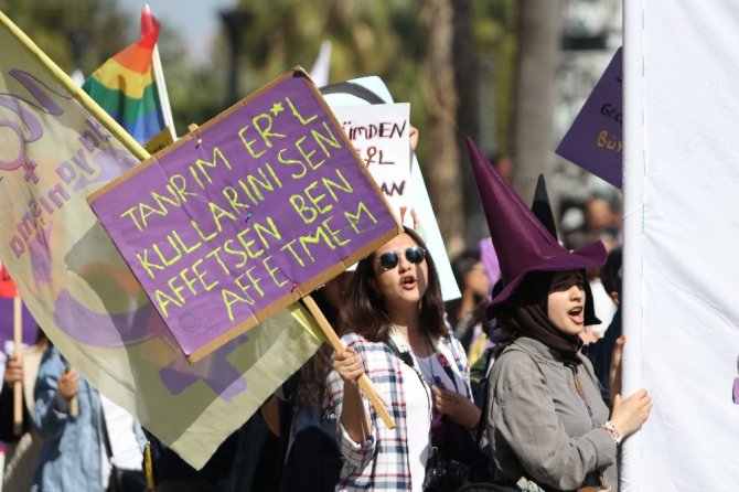 Mersinli kadınlardan “8 Mart” yürüyüşü