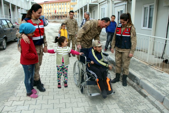 Jandarmadan depremzede engelli gence tekerlekli sandalye sürprizi