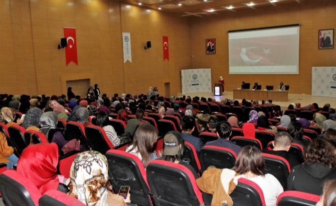 Bayburt Üniversitesinde ‘Ehram ve Afiş Sergisi’ ile ‘Kadın’a Dair’ başlıklı panel düzenlendi