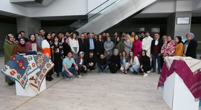 Bayburt Üniversitesinde ‘Ehram ve Afiş Sergisi’ ile ‘Kadın’a Dair’ başlıklı panel düzenlendi