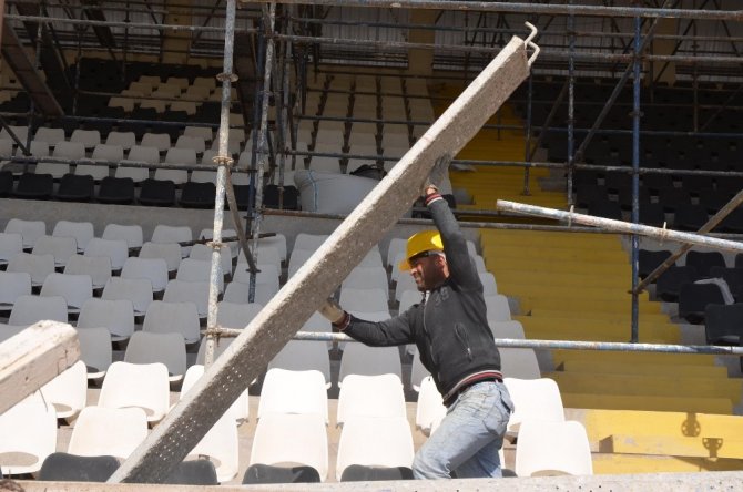 Kuşadası’nın emektar Özer Türk Stadyumu yenileniyor