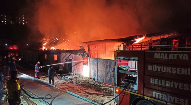 Darende'de iş yeri yangını