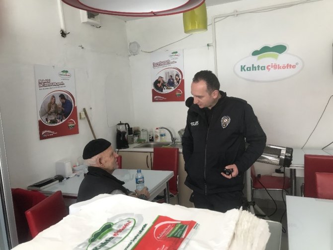 Esnafın dikkatiyle yönünü şaşıran yaşlı adam evine götürüldü