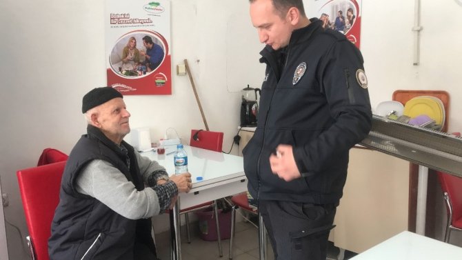 Esnafın dikkatiyle yönünü şaşıran yaşlı adam evine götürüldü