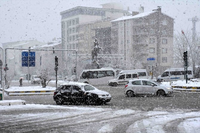 Doğu'daki 4 ilde kar nedeniyle 144 yerleşim biriminin yolu ulaşıma kapandı