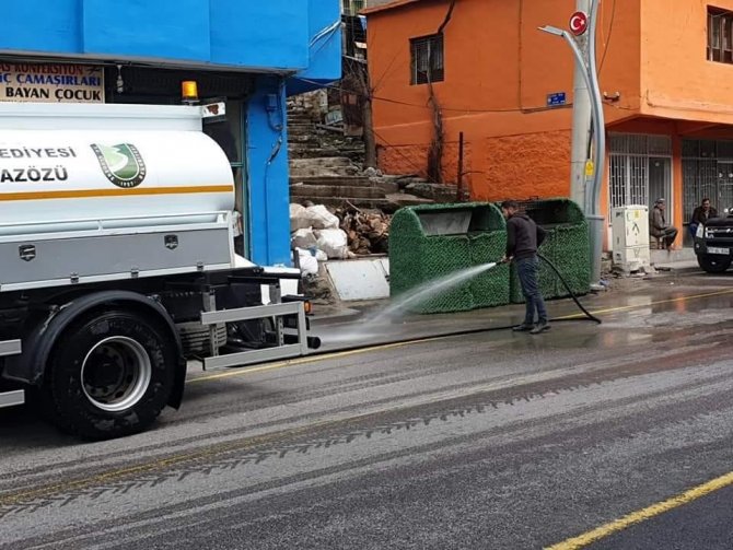 Uludere Belediyesi çarşı ve sokakları tazyikli su ile temizledi