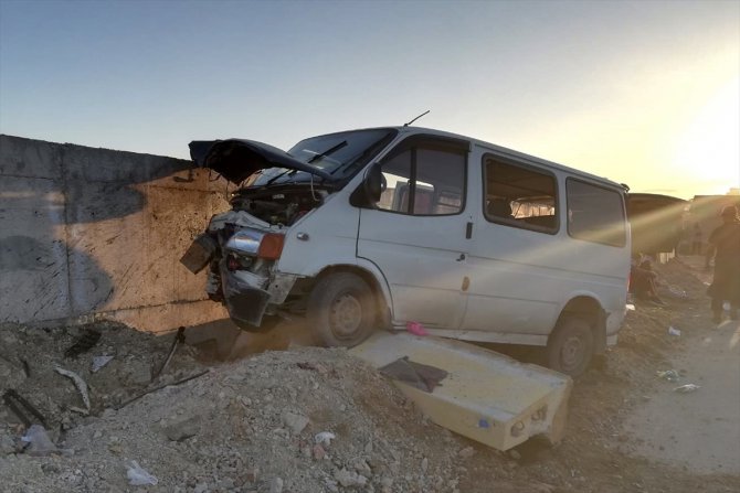 Elazığ'da duvara çarpan servis minibüsündeki 9 işçi yaralı