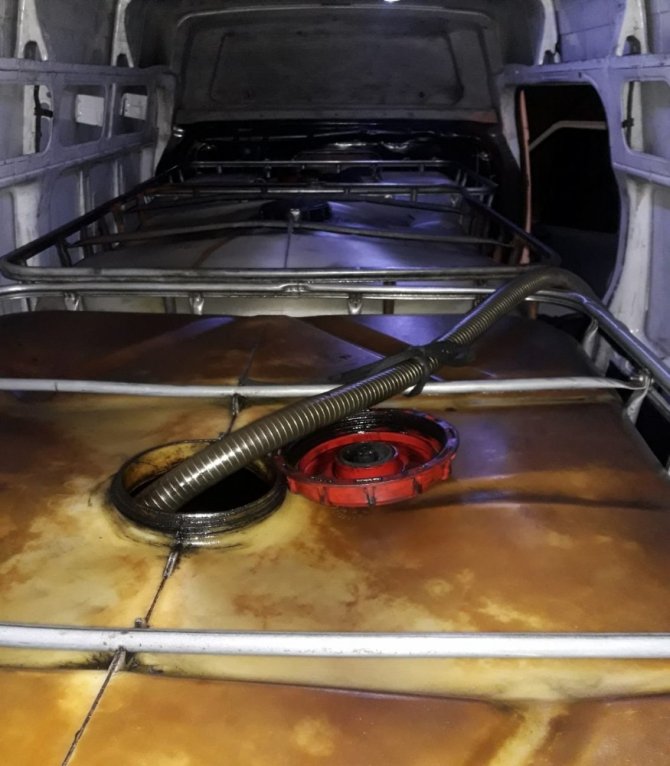 Ceyhan’da 2,5 ton kaçak madeni yağ ele geçirildi