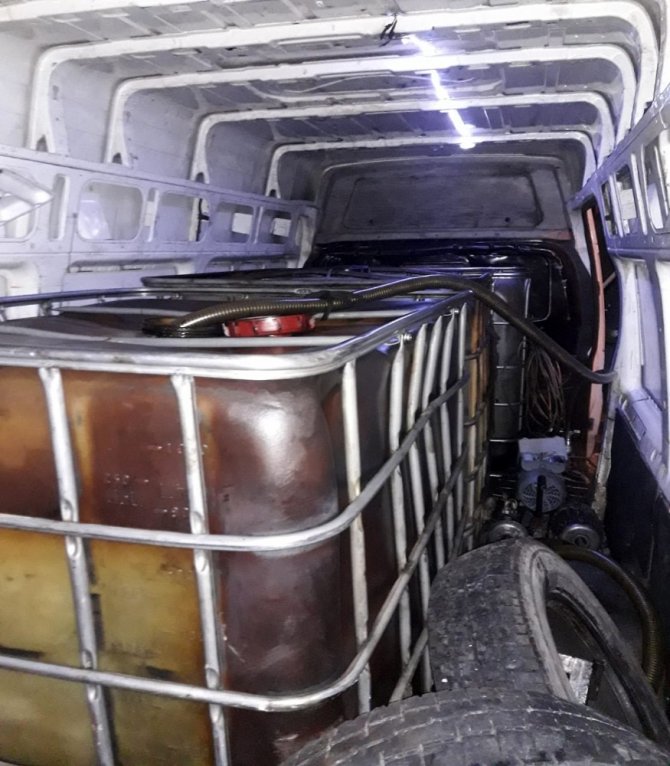 Ceyhan’da 2,5 ton kaçak madeni yağ ele geçirildi