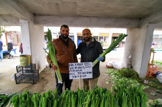 Pazarcı esnafından korona virüse ilginç pankart