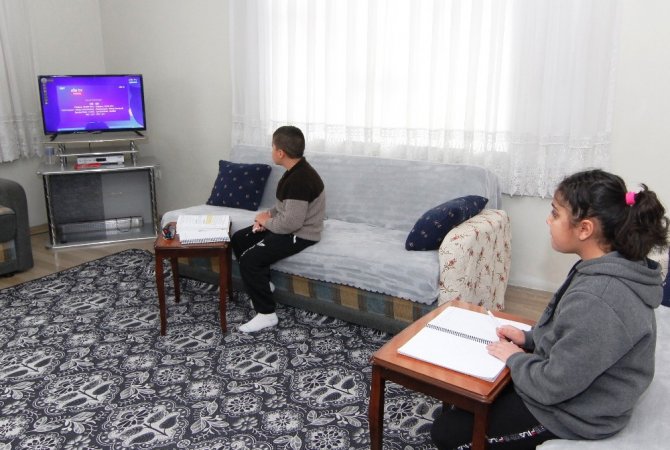 Erciş Kaymakamı Mehmetbeyoğlu öğrencilerin televizyon talebini yerine getirdi