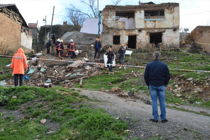 GÜNCELLEME - Malatya'da iki katlı metruk bina yıkıldı