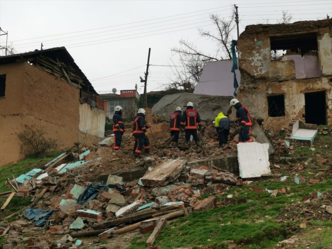 Malatya'da iki katlı metruk bina yıkıldı