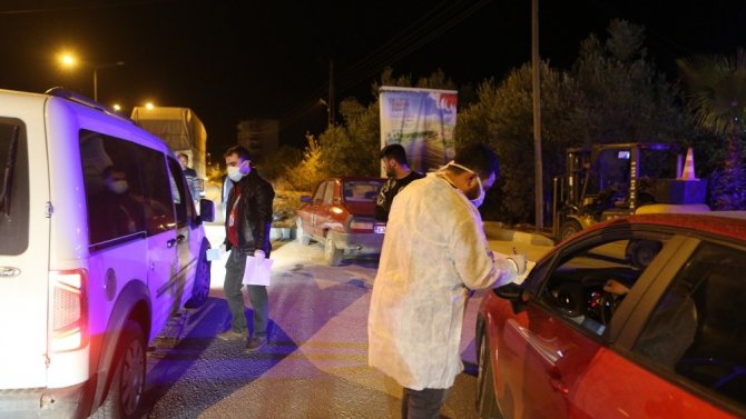 Mersin’de polis, Kovid-19 riskine karşı sürücülerin ateşlerini ölçtü