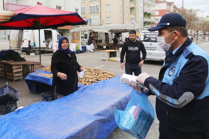 Karaman Belediyesi pazarcı esnafına maske dağıttı