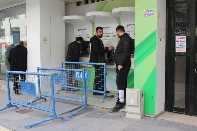 Elazığ’da korona virüsüne karşı ATM önlerinde sosyal mesafe önlemi