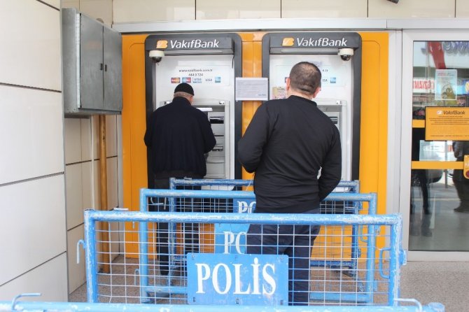Elazığ’da korona virüsüne karşı ATM önlerinde sosyal mesafe önlemi