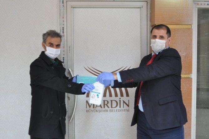 Mardin’de basın mensuplarına maske ve eldiven desteği