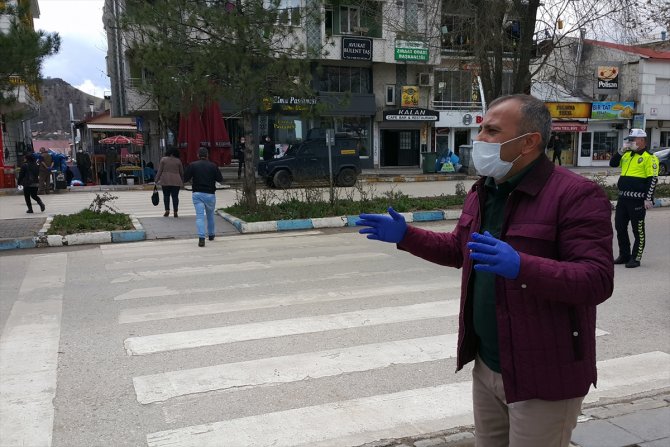 Tunceli Valisi Sonel maske dağıttığı vatandaşlara "Evde Kal" çağrısı yaptı