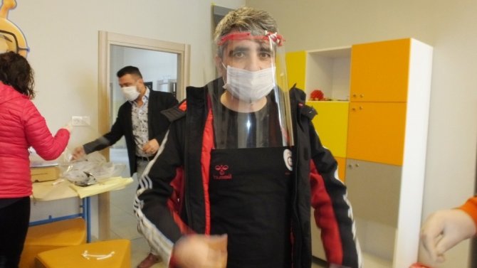 Balıkesir’de öğretmenler sağlıkçılar için siperlikli maske üretti