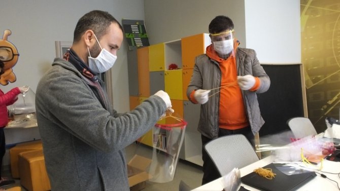 Balıkesir’de öğretmenler sağlıkçılar için siperlikli maske üretti