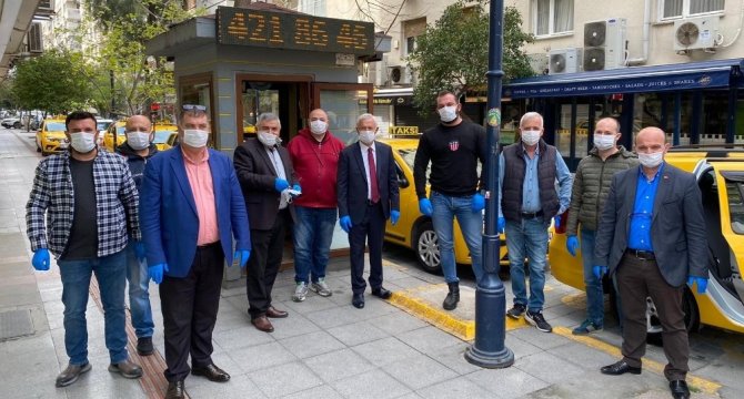 İzmirli taksicilere maske ve eldiven