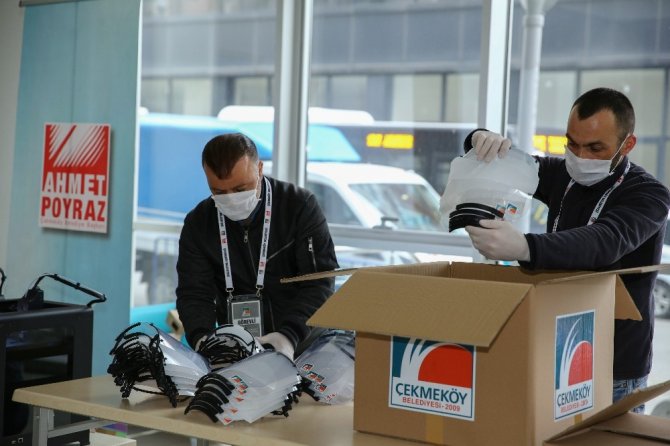 Çekmeköy’de siperli maskeler sağlık görevlilerine teslim edildi