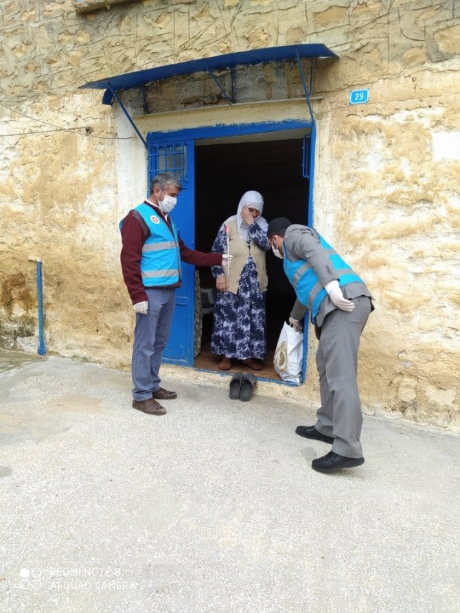 Dicle’de imamlar yaşlıları ziyaret edip gül dağıttı