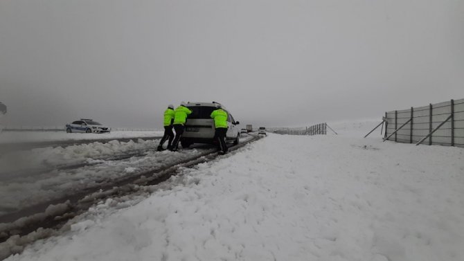 Elazığ’da kar etkili oldu, polis "Evde kalın" uyarısı yaptı