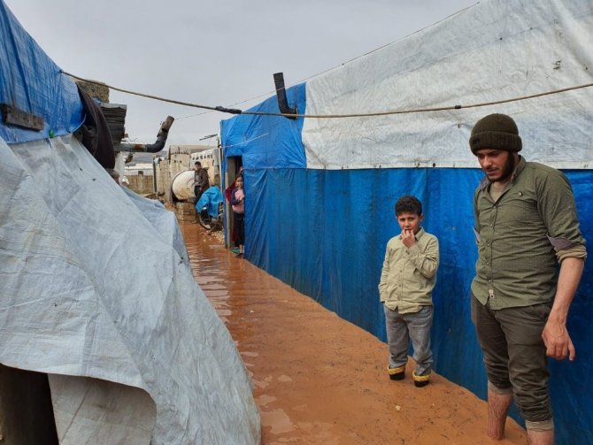 Azez’de bulunan çadırları su bastı