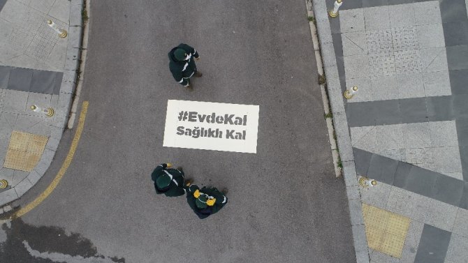 İstanbul’da cadde ve sokaklara yazılan " Evde Kal , Sağlıklı kal" yazıları havadan görüntülendi
