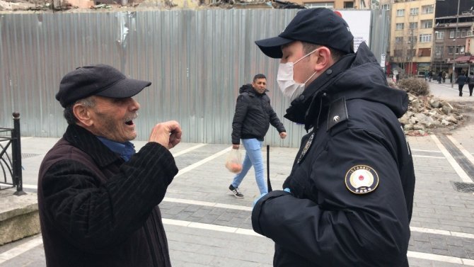 İstanbul’da sokağa çıkan yaşlıların polisi ikna çalışmaları kamerada