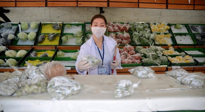 Kuşadası Belediyesi 10 bin maske, 12 bin çift eldiven dağıttı