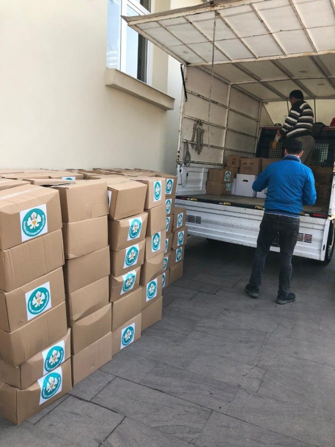 Manisa Büyükşehir 7 bin 500 kişinin ihtiyaçlarını evlerine ulaştırıyor