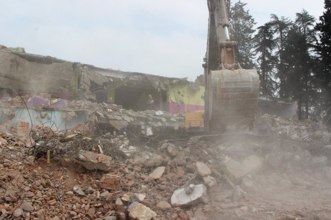 Depremde yıkılma riski taşıyan okul yıkılıyor